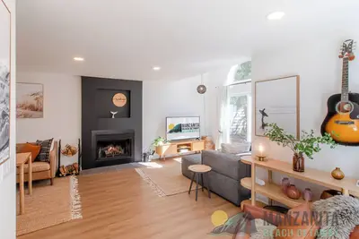 Image de Whitewater is a fully remodeled gem in the heart of Manzanita!