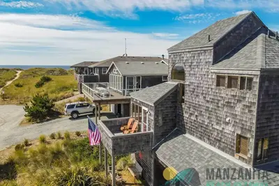 Image de 100 feet to the beach, dog friendly, spacious. Quintessential Beach House!
