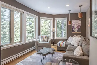 Image de 2 Bed/2 Bath Suite On Skiway - Hot Tub, Laundry, Storage Room, Heated Floors!