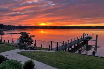 Image de Breathtaking Waterfront Property w/ pool and private dock. Relax and unwind.