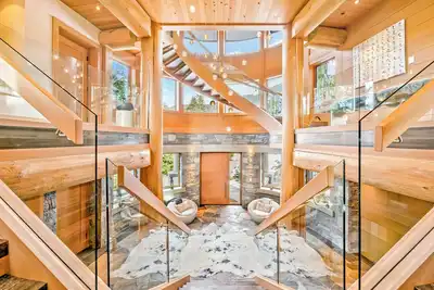 Image de Panoramic Estate | Luxury Ski in-Ski Out Chalet in Kadenwood, Whistler.
