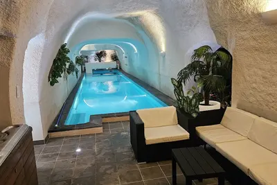 Image de Maison de charme, semi troglodytique avec spa et piscine intérieure