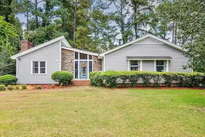 Image de Ranch style home minutes from Campbell University and from Cape Fear Adventures.