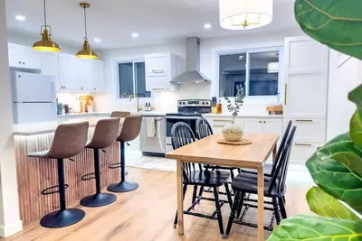 Image de Stylish Luxury in Central Location - Family Friendly!