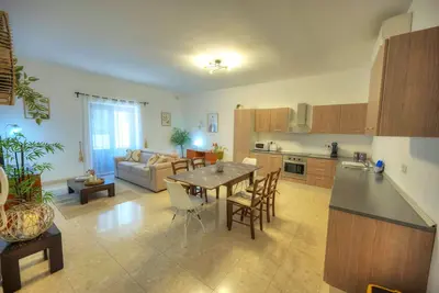 Spacious apartment, large yard, near beach Pmic1