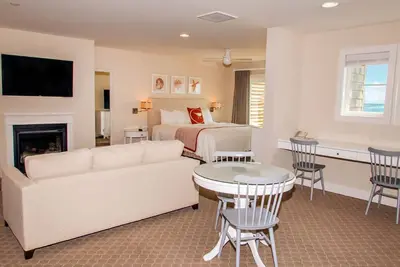 Image de Oversized King Suite | Private Beach + Sunset