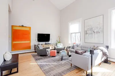 Image de New Luxury Renovated Condo in Newport's \"The Point\" coveted neighborhood