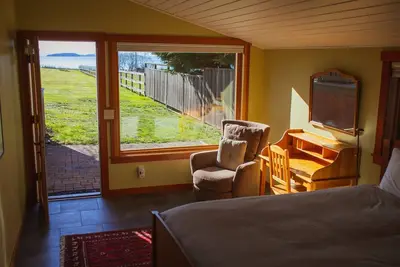 Image de Historic Cabin- Private Beach!