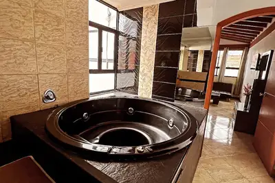 Image de Skyline Retreat: Modern 3 Bedroom Rooftop Apartment with Panoramic Views