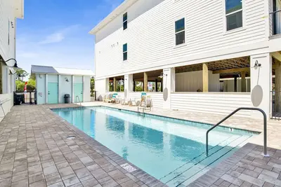 Image de Bayou Bliss: Luxe Condo, Pool, Steps to Gulf Shores’ Best