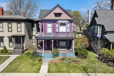 Image de Victorian in downtown historic district. Large porches. Near lakes and trails.