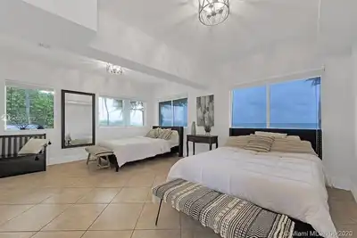 Image de Oceanfront Studio w Jacuzzi Steps Away from Semi Private Beach