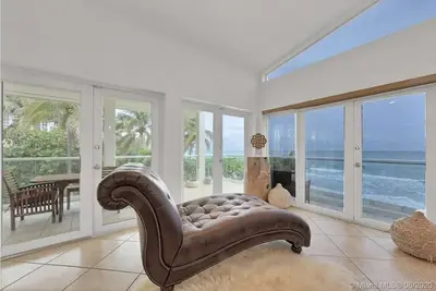 Image de Oceanfront 1 Bedroom Apartment w Direct Access to Semi Private Beach