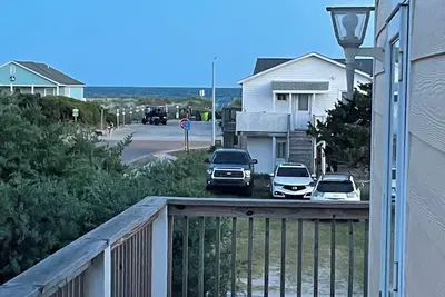 Image de Steps From The Beach! Waterfront home w/ocean & canal views. Fish off backyard!