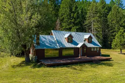 Image de Dog-friendly home on 200 acres with meadow\/forest views & river access
