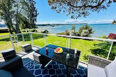 Image de Ocean front with stunning views! ! Gardens, trails, pools, and more. Pure beauty!