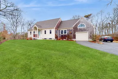 Image de Ideally located home with yard, grill, bikes, gas fireplace, streaming, W/D, Ac