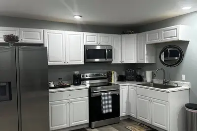 Image de The room has bathroom and king size bed and a shared living room. Super cozy!