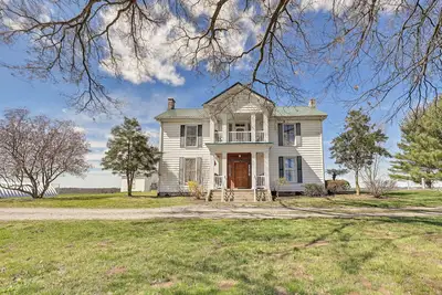Image de Spacious Ewing Retreat w\/ Game Room & Fireplace!