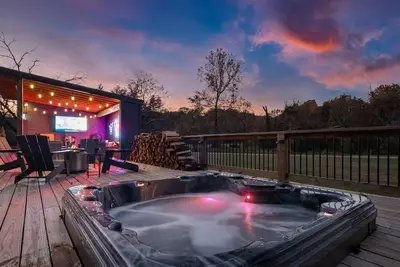 Image de Rogers' Lake Retreat: Luxury, Pool & More