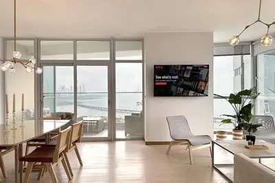 Image de Three-bedroom apartment with ocean views, pool, gym C20c