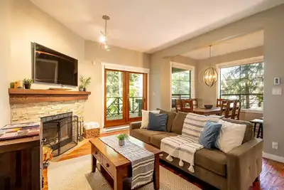 Image de Ski In/Out Townhouse in Whistler w/ Private Hot Tub. Pet Friendly!