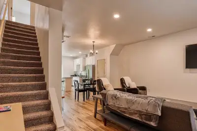 Image de Sheridan Sanctuary: Chic 3br Suite, Prime Location