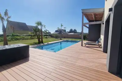 Image de villa avec piscine et jacuzzi à 50 mètres de la mer