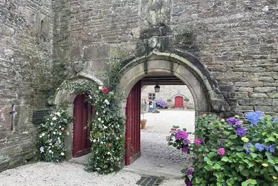 Image de Gite d'un manoir du 15ème avec piscine couverte chauffée, hammam, jacuzzi, parc