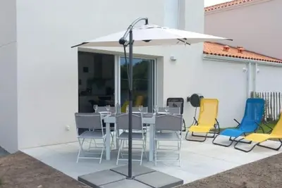 Image de Maison neuve 2024, confortable et décorée avec goût, proche plage et forêt, wifi gratuit
