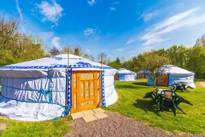 Image de Yourte Traditionnelle de Mongolie : Idéale Pour un Séjour Insolite!
