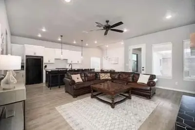Image de Modern Uptown - 4br 2ba - New Construction