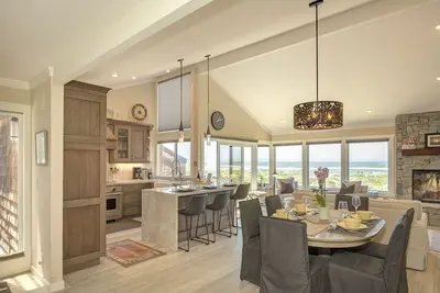 Image de 3930 Bella Casa - Oceanfront Condo, Beach Access, Pool and Tennis