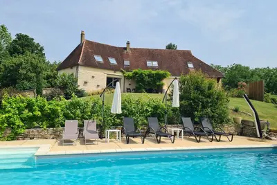 Image de Piscine privée, vaste jardin, 5 chambres et 4 sdb - commerces accessibles à pied