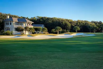 Image de Executive sanctuary overlooks the Bhi Club's seventh green.