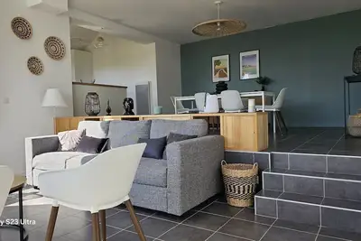 Image de superbe maison entièrement rénovée 2024, lumineuse à 400 m de la plage