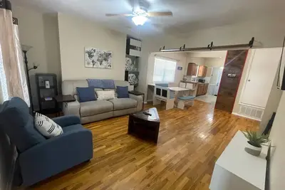 Image de Vibrant & Peaceful 2-Bedroom Home - Plaza District\n\n