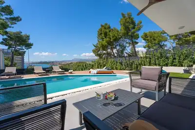 Image de Large private estate 700 feet from the beach featuring a 36 sqm heated private pool, 5 cozy en suite bedrooms, seven bathrooms, and 3 separate kitchen areas