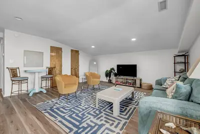 Image de 1 Bedroom Condo with full kitchen and living room area.