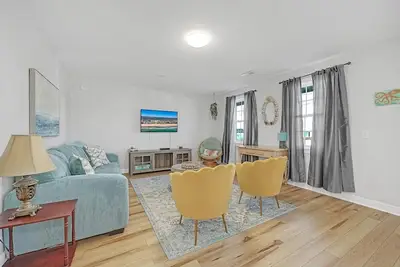 Image de 1 Bedroom Condo with Full Kitchen and Living Room Area.