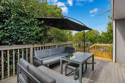 Image de Sunnyside Townhouse with Rumpus, Parking and Deck