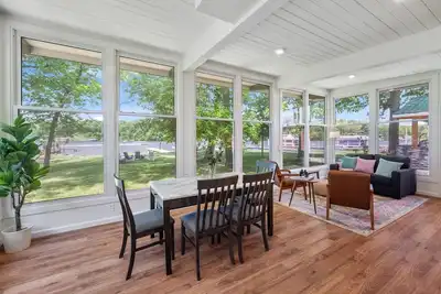 Image de Lakeside Bliss: Spectacular Lake Views and Access!