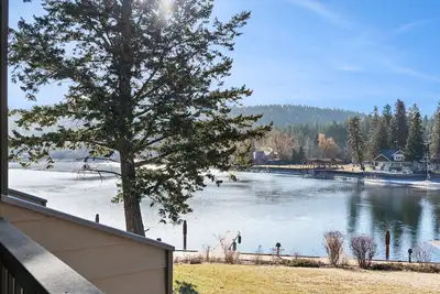 Image de Flathead Lake Waterfront Condo Retreat! ! ! With Boat Option