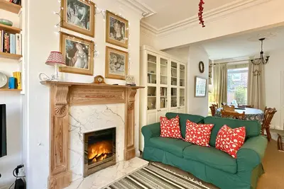 Image de Near city centre with parking located by Bishy road.