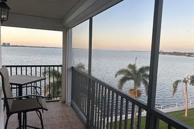 Image de Stunning Waterfront Condo