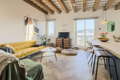 Image de Centrally Located With Views