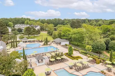 Image de Unwind and Relax! Indoor & Outdoor Pools, Kitchen, Free Parking On-site!