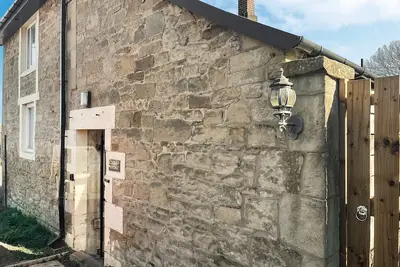 Image de Embrace historic charm in your Alnwick stone cottage retreat.