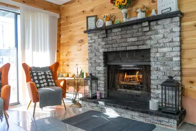 Image de 4 Bd Mountain Oasis with Hot Tub & Fireplace near Camelback