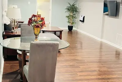 Image de Basement with Private Entrance